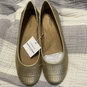 COPY - Women’s NWT new gold Croft & Barrow flats size 8.5